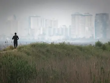 Una persona recorre la Marjal del Moro cuando un manto de bruma ha cubierto el paisaje durante este último martes de Abril de 2021 que está siendo un mes con muchos días de lluvia y frío en la Comunitat Valenciana Una persona recorre la Marjal del Moro cuando un manto de bruma ha cubierto el paisaje durante este último martes de Abril de 2021 que está siendo un mes con muchos días de lluvia y frío en la Comunitat Valenciana