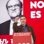 El secretario general del PSOE y presidente del Gobierno, Pedro Sánchez, durante un acto electoral del partido, a 25 de abril de 2021, en Getafe, Madrid (España). El PSOE-M continúa su campaña electoral con este acto, después de que ayer sábado el candidato socialista llamara a la movilización ciudadana para vencer “al odio, al miedo y a las amenazas”.25 ABRIL 2021;GETAFE;PSOE;POLÍTICA;PEDRO SÁNCHEZ;ÁNGEL GABILONDOAlejandro Martínez Vélez / Europa Press25/04/2021
