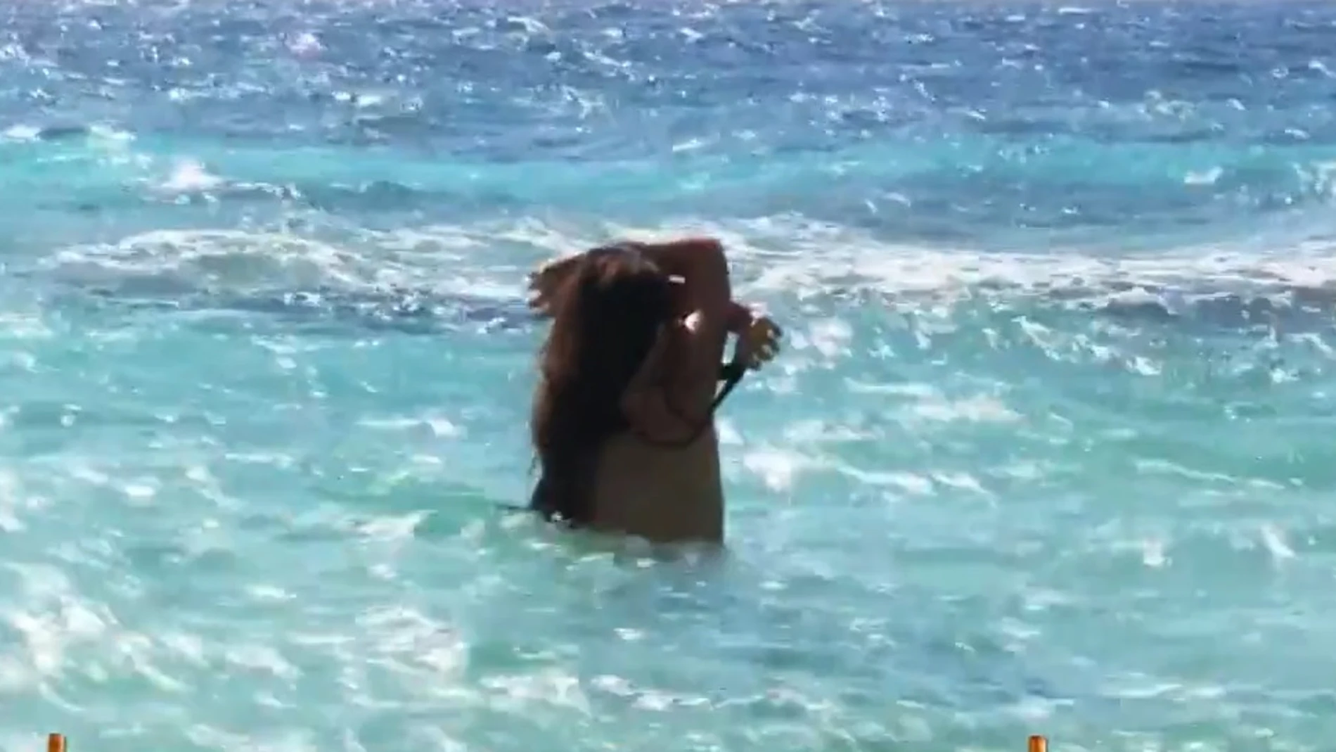 Melyssa Pinto se baña desnuda en 'Supervivientes'
