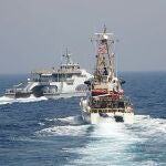 Un barco iraní se interpone ante una embarcación de la guardia costera de EEUU en el Golfo Pérsico a primros de abril de 2021