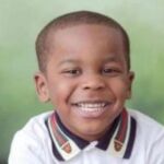 Elijah LaFrance estaba parado en la entrada de la casa mientras su familia limpiaba el patio delantero