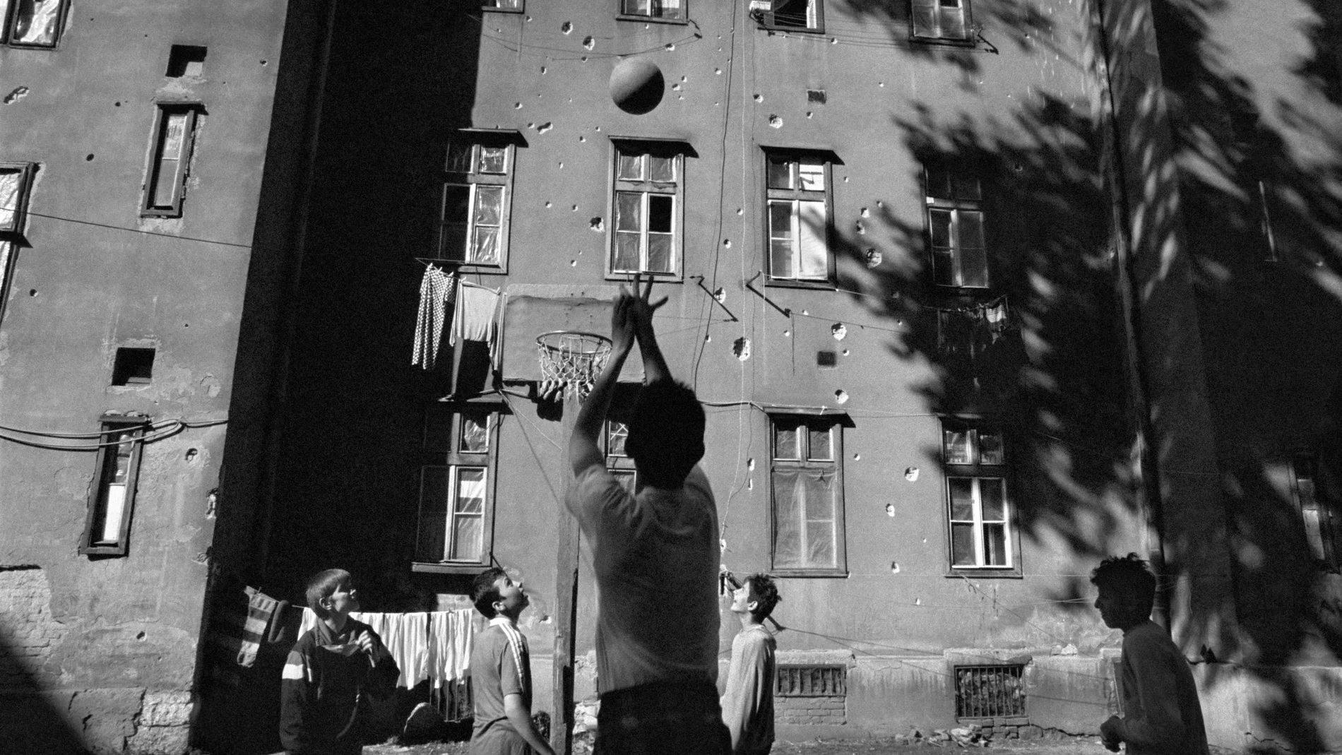 Gervasio Sánchez capturó los momentos felices de los niños de Sarajevo durante la guerra de los 90