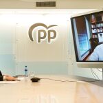 Pablo Casado mantiene un encuentro por videoconferencia con el presidente de Ecuador, Guillermo Lasso.