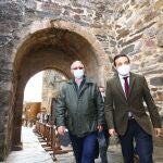 El viceconsejero de Cultura, Raúl Fernández Sobrino (D), junto al rector de la Basílica de la Encina, Antolín de Cela (I), durante la inauguración de la jornada sobre la gestión del patrimonio cultural basado en la conservación preventiva y la protección ante las emergencias en Ponferrada