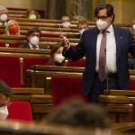 El líder del PSC, Salvador Illa, interpela al vicepresidente de la Generalitat en funciones, Pere Aragonès, durante el pleno del Parlament