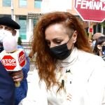 Rocío Carrasco sale del juicio por la demanda civil interpuesta por Antonio David Flores por impago de la pensión de sus hijos, a 30 de abril de 2021, en Madrid, (España).ROCÍO CARRASCO;CARTELES;FEMINAZI;JUZGADOS;JUICIOJosé Ramón Hernando / Europa Press30/04/2021