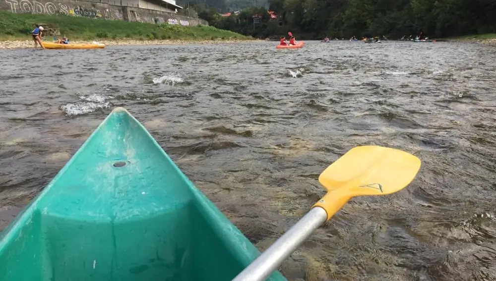 Piragüistas en el descenso del río Sella.