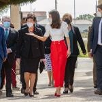 La reina Letizia acompañada por el presidente de la Asociación de Enfermedades Raras, Juan Carrión (i); el presidente de la Comunidad de Murcia Fernado López Miras (d); la ministra de Educación, Isabel Celaá (3i), y el delegado del Gobierno en Murcia, José Vélez (2i) , a su llegada este viernes al colegio Guadalentín de del Paretón, en Totana, donde ha presidido el VI Congreso Educativo sobre Enfermedades Raras, que tiene por lema "Construyendo redes, consolidando proyectos hacia una sociedad inclusiva.