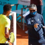 Toni Nadal da instrucciones a Félix Auger-Aliassime en un entrenamiento en la Caja Mágica