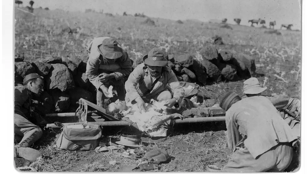 Varios médicos atienden a los heridos españoles en Annual