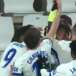 Los jugadores del Zaragoza rodean a su portero, Cristian Álvarez, después del increíble gol que le marcó al Lugo en el minuto 97