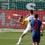 Fidel lanza al poste el penalti que podía haber cambiado el partido