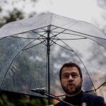 El vicepresidente del Govern en funciones, Pere Aragonés, interviene en el acto de homenaje a Francesc Layret con motivo del 1 de mayo. EFE/Quique García