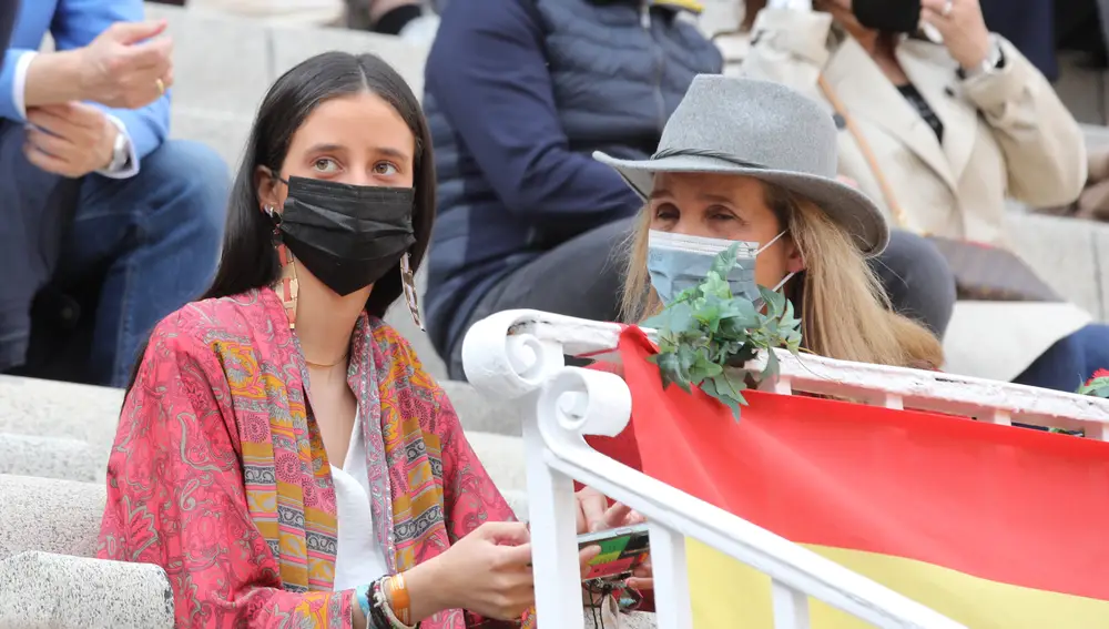 La Infanta Elena junto a Victoria Federica en Las Ventas