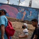 Gente caminado en Caracas (Venezuela)