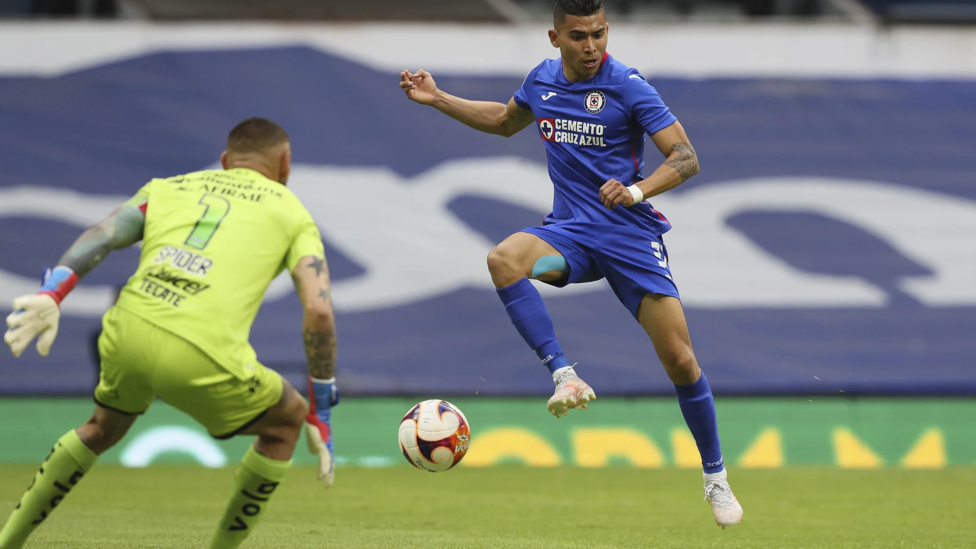 Orbelín Pineda con Cruz Azul.