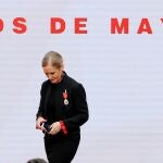 MADRID, 02/05/2021.- La expresidenta de la Comunidad de Madrid Cristina Cifuentes tras recibir la Medalla de Oro de manos de la presidenta de la Comunidad de Madrid, Isabel Díaz Ayuso , durante al acto de entrega de Medallas de la Comunidad de Madrid y Condecoraciones de la Orden del Dos de Mayo, que tiene lugar este domingo en la Real Casa de Correos con motivo de la celebración del Día de la Comunidad de Madrid. EFE/Ballesteros