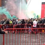 Aficionados del Manchester United protestan a las puertas de Old Trafford