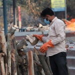 Preparación de un funeral por covid en Nueva Dehli