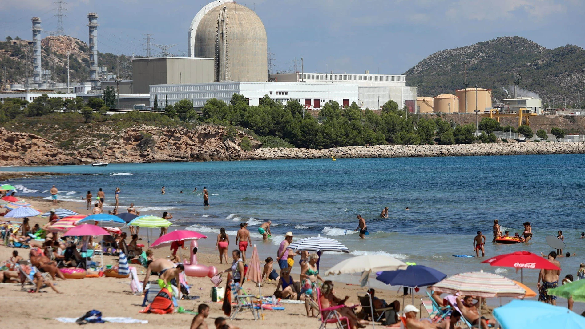 Vista desde la playa de la Almadraba de la central nuclear de Vandellós (Tarragona)