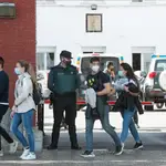 Agentes de Policía Nacional salen de la Comandancia de la Guardia Civil de Girona tras recibir la vacuna de Moderna contra el Covid-19, en Girona, Catalunya, (España). El Departamento de Salud administrará la vacuna de Moderna a partir de este lunes a los guardias civiles y policías nacionales destacados en cuatro puntos de Cataluña, uno por cada provincia. Estos dispositivos se han puesto en marcha tras la decisión del Tribunal Superior de Justicia de Cataluña (TSJC) quien ordenó a la Generalitat el pasado martes que en el plazo de diez días garantizara la vacunación a agentes de la Guardia Civil y de la Policía Nacional en Cataluña, para igualarlos a los Mossos d'Esquadra.03 MAYO 2021;CATALUÑA;VACUNACION;POLICIAS;GUARDIAS CIVILESGlòria Sánchez / Europa Press03/05/2021