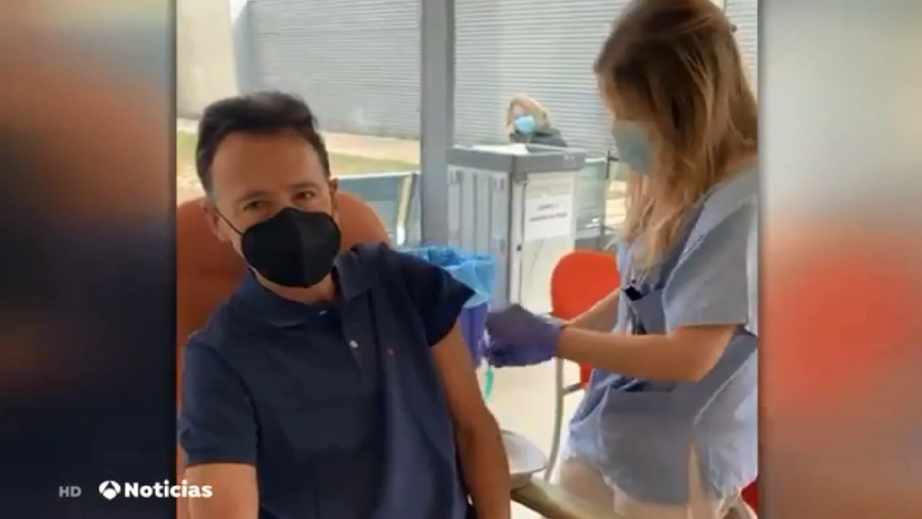 Matías Prats en el momento de vacunarse