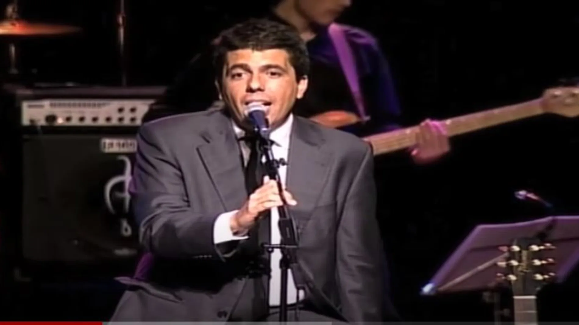 El presidente de la Diputación de Alicante, Carlos Mazón, durante una actuación musical con su grupo Marengo