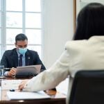 El presidente del Gobierno, Pedro Sánchez (i), preside la reunión del Comité de Seguimiento del Coronavirus, con la asistencia de la ministra de Sanidad, Carolina Darias (d)