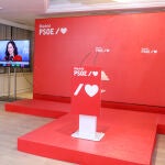 Sede del PSOE con la imagen de la presidenta de la Comunidad de Madrid y candidata a la reelección por el PP durante la noche electoral