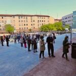 Colas a las puertas de un colegió electoral en Madrid para votar