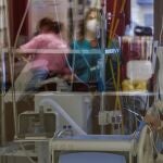 Un paciente enfermo de Coronavirus espera a ser atendido en la UCI del Hospital de Basurto, en Bilbao