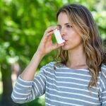 Mujer utiliza un inhalador para el asma | Fuente: Europa Press / H. RUBER INTERNACIONAL