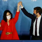 La presidenta de la Comunidad de Madrid y candidata por el Partido Popular a la reelección, Isabel Díaz Ayuso, acompañada por el presidente del partido Pablo Casado