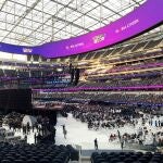 Miles de personas asisten al concierto "Vax Live", el primer gran evento musical celebrado en EE.UU. desde el inicio de la pandemia, este domingo en el SoFi Stadium de Inglewood, en el condado de Los Ángeles, California