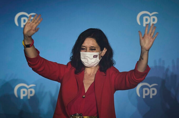 Isabel Diaz Ayuso en el balcón de la sede del PP en la calle Génova