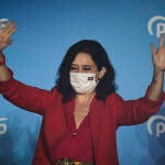 Isabel Diaz Ayuso en el balcón de la sede del PP en la calle Génova