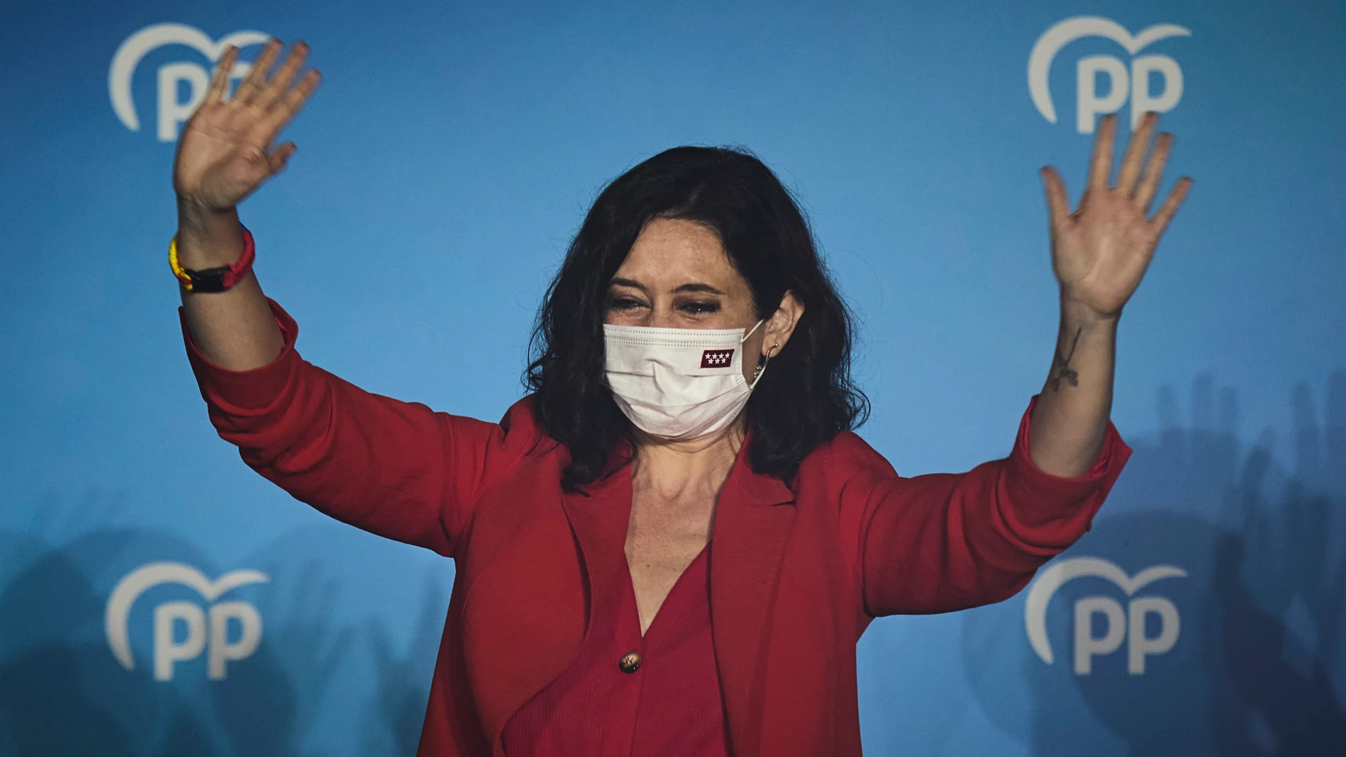 Isabel Diaz Ayuso en el balcón de la sede del PP en la calle Génova