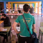 Una mesa electoral en el Colegio Público Asturias en el distrito Puente de Vallecas Alejandro Martínez Vélez / Europa Press04/05/2021