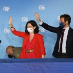 La presidenta de la Comunidad de Madrid y candidata a la reelección por el PP, Isabel Díaz Ayuso; y el líder del PP, Pablo Casado