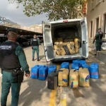 Imagen de los fardos de droga decomisados