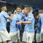 Los jugadores del City felicitan a Mahrez después de su segundo gol