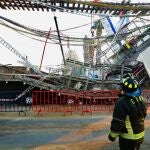 Un bombero observa el lugar donde colapso el vagón del Metro el pasado lunes en la noche, hoy en la Ciudad de México (México)