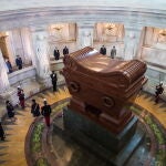 Macron visitó esta semana la tumba de Napoleón en la iglesia de los Inválidos de París