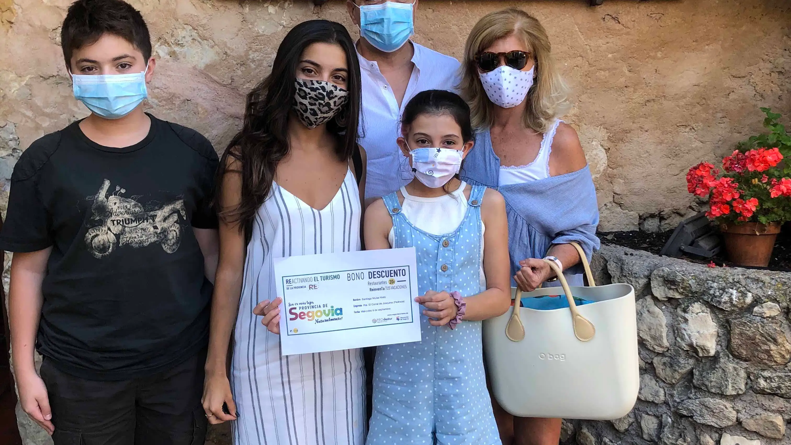 Una familia visita la empresa de turismo de Segovia