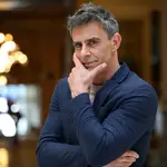 El presentador de televisión Alonso Caparrós presenta un libro sobre sus vida.