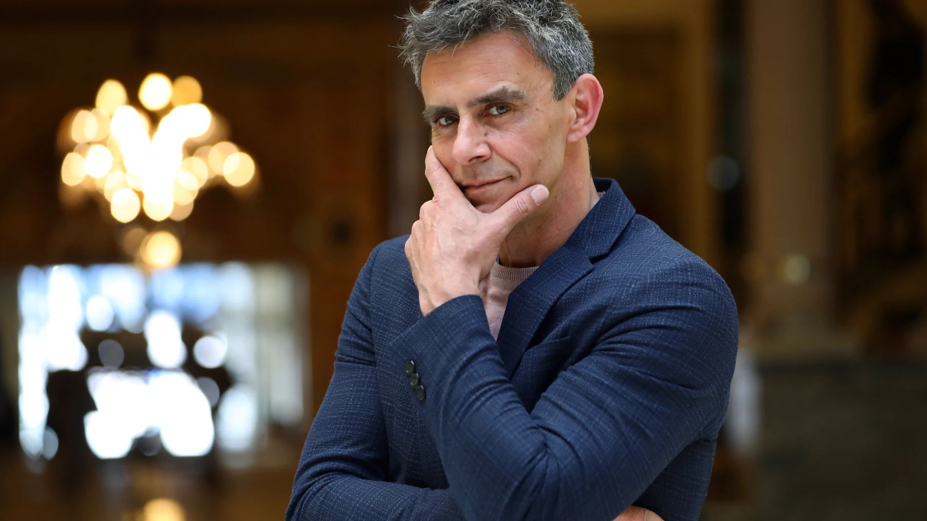 El presentador de televisión Alonso Caparrós presenta un libro sobre sus vida.