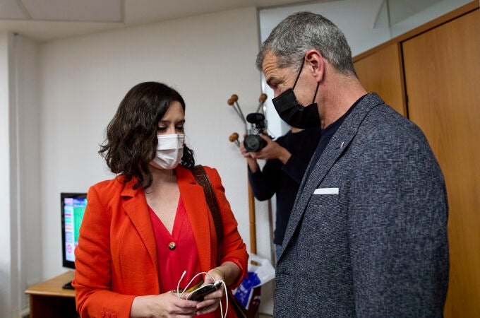 Isabel Díaz Ayuso conversa con el exportavoz de Ciudadanos en las Cortes Valencianas Toni Cantó, en la sede del PP