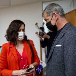 Isabel Díaz Ayuso conversa con el exportavoz de Ciudadanos en las Cortes Valencianas Toni Cantó, en la sede del PP