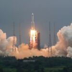 Cohete “Long March 5B” que puso en órbita el módulo central de la estación espacial china
