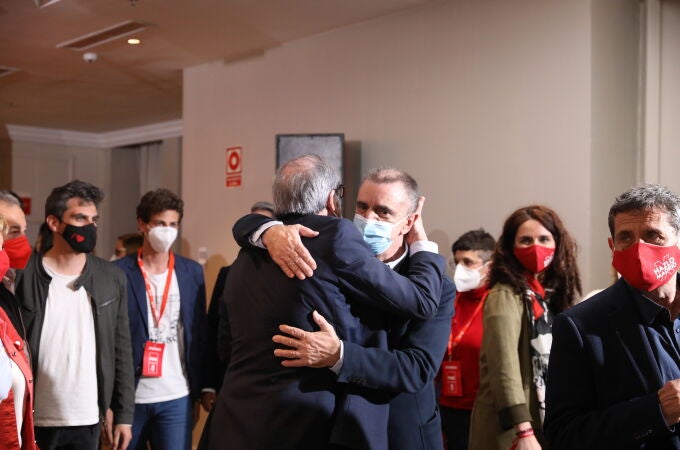 El candidato del PSOE, Ángel Gabilondo, abraza al secretario del PSOE-M, José Manuel Franco, en la noche electoral